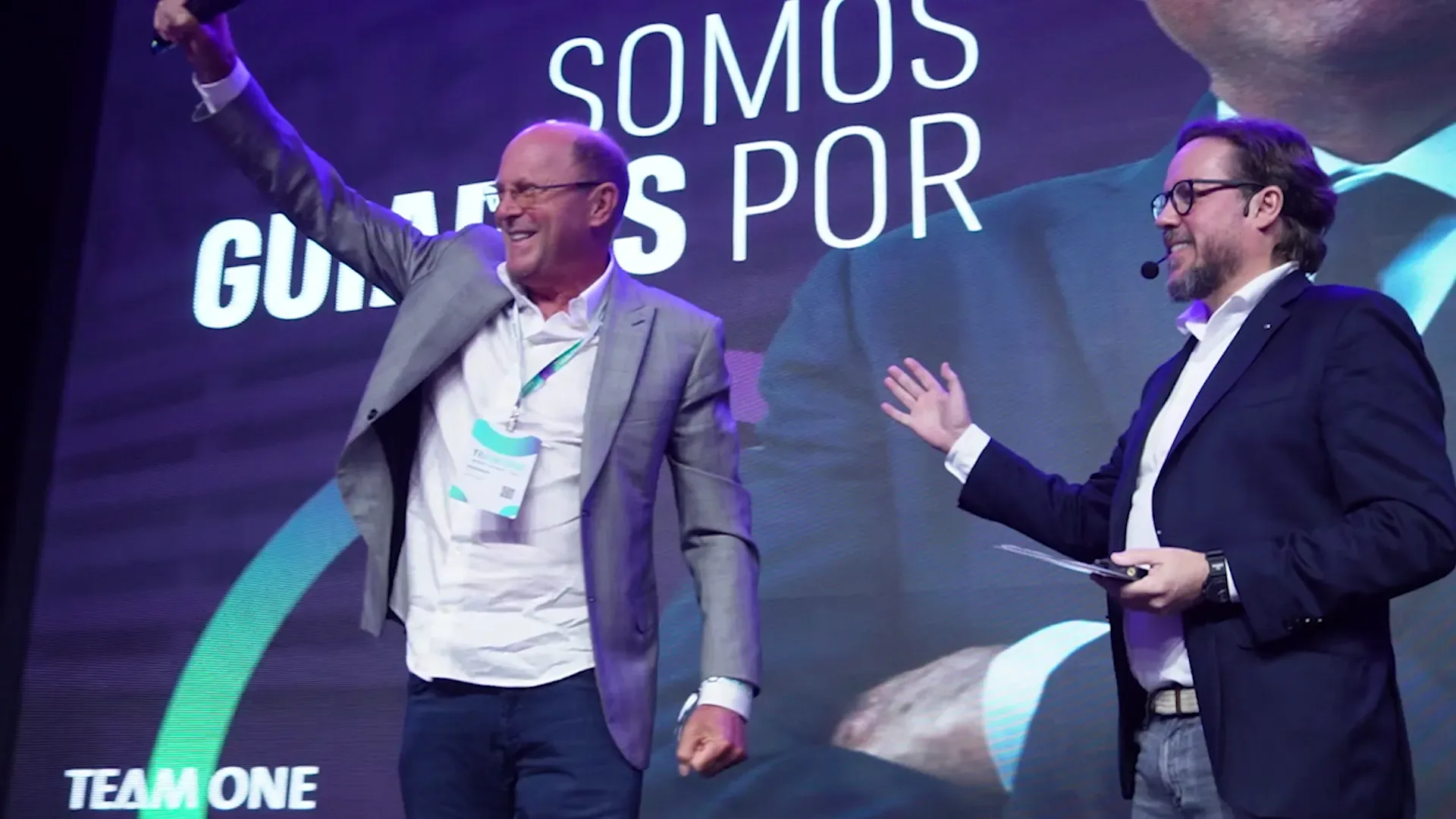Evento corporativo com estrutura de LED e iluminação cênica
